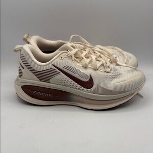 Nike VOMERO 18 ZoomX women’s 9 Cream and Maroon Running s21